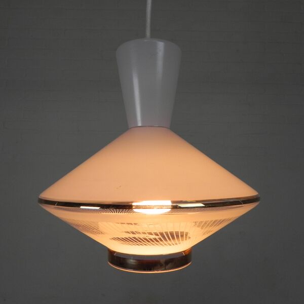 Lampe suspendue en forme d'ovni avec verre blanc sur le dessus et verre transparent avec verre blanc.