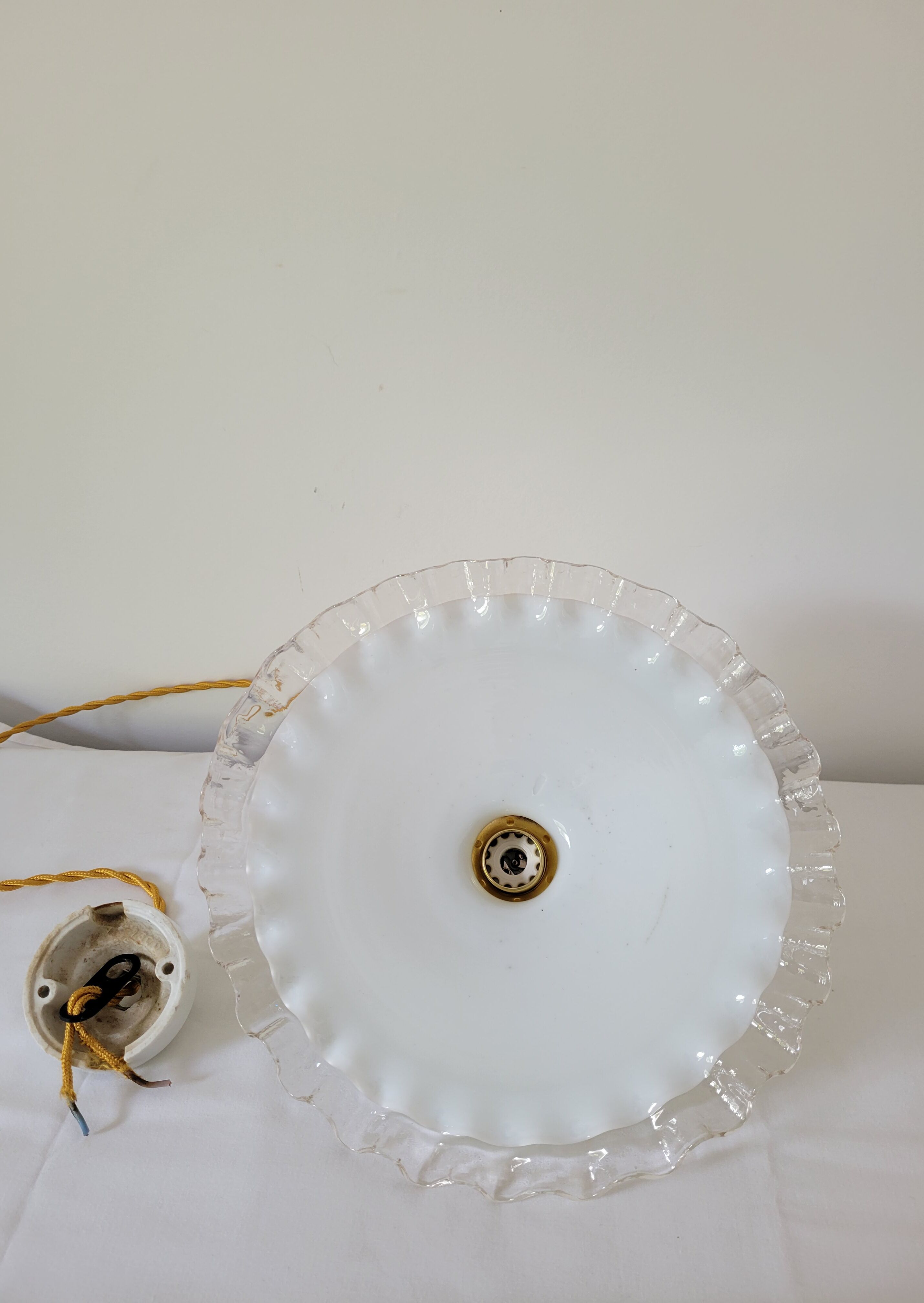 Serrated opaline suspension