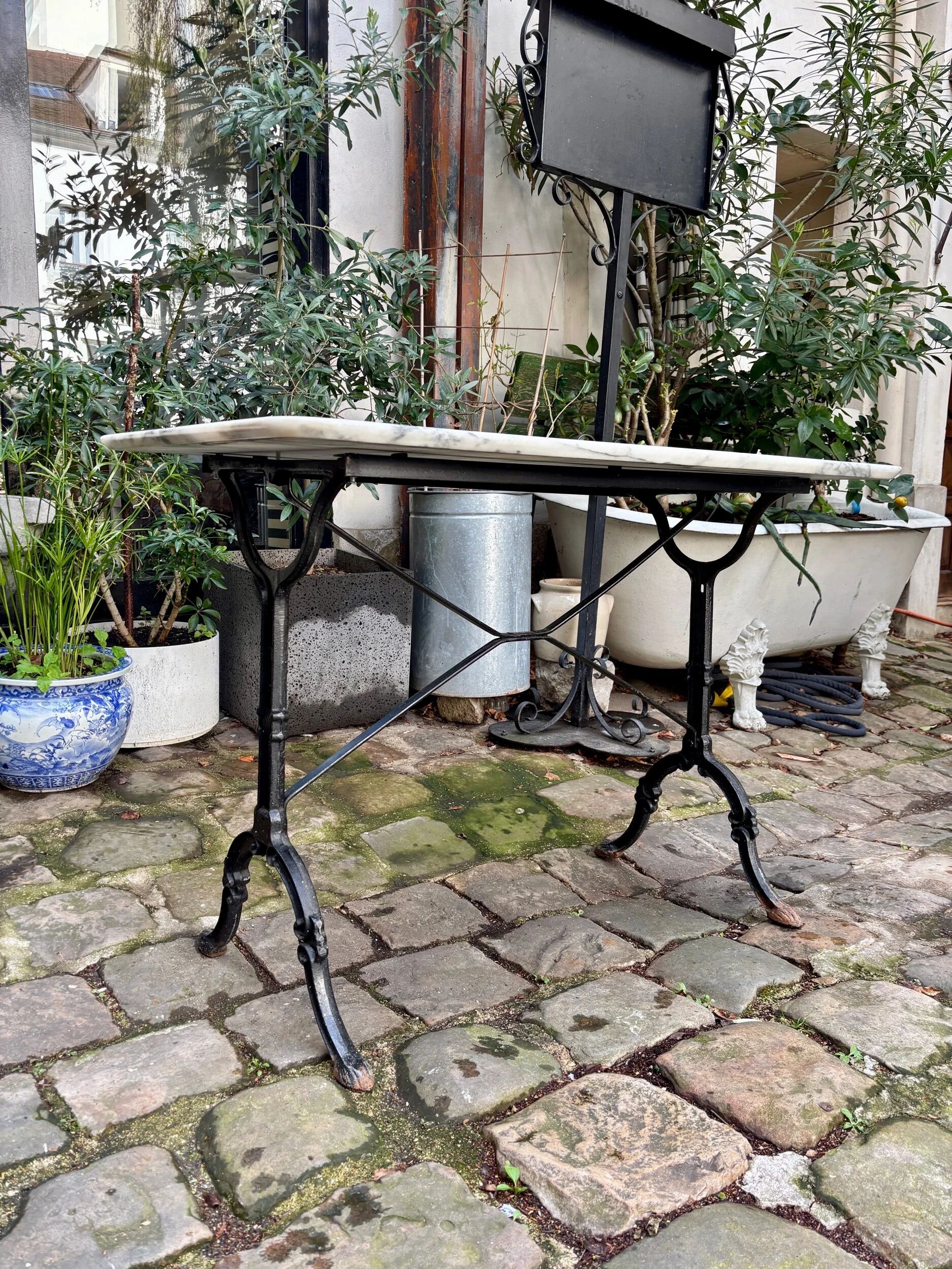Grey marble bistro table with black cast iron ☐ 110 x 60 cm