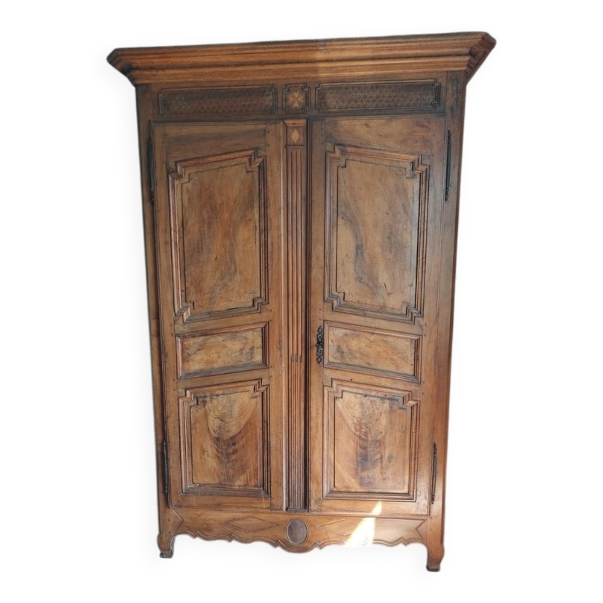 Beautiful wardrobe in walnut and olive wood.