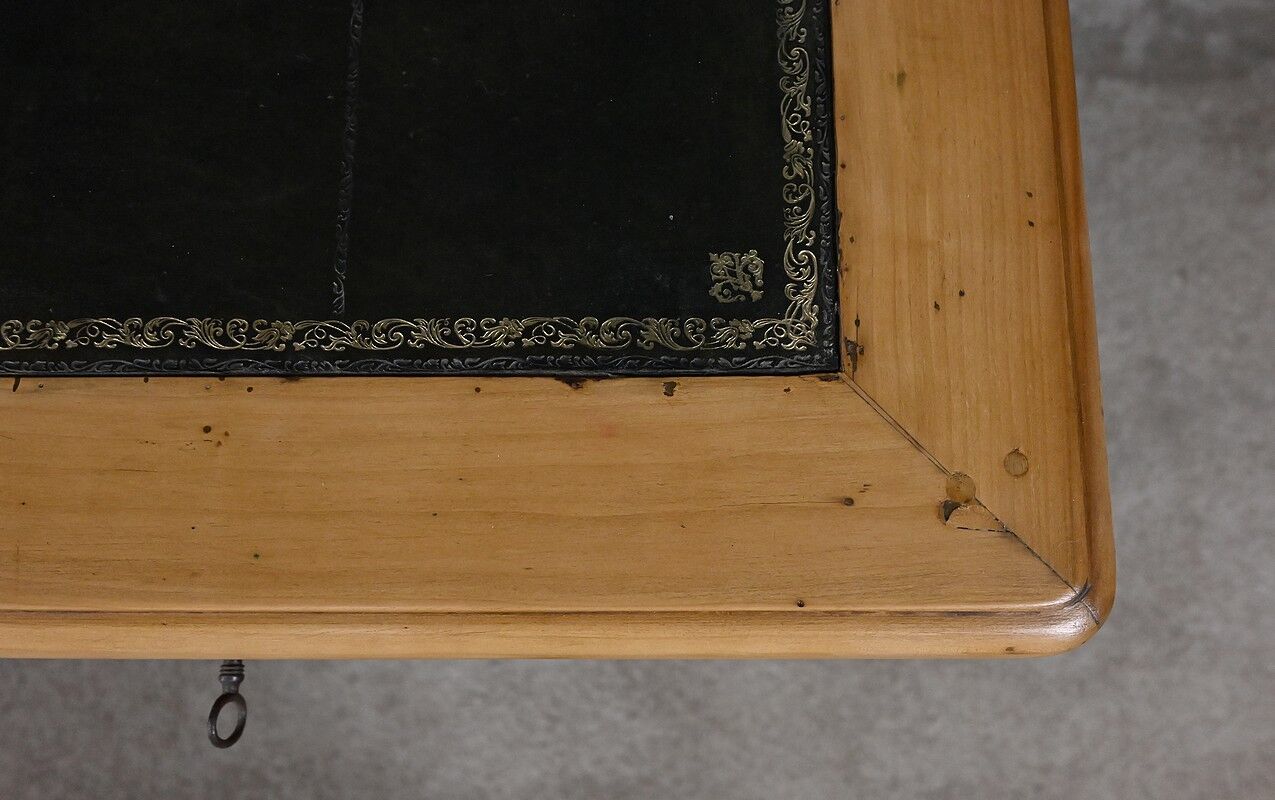 Small desk in apple and cherry wood, Louis XV – XVIII century.