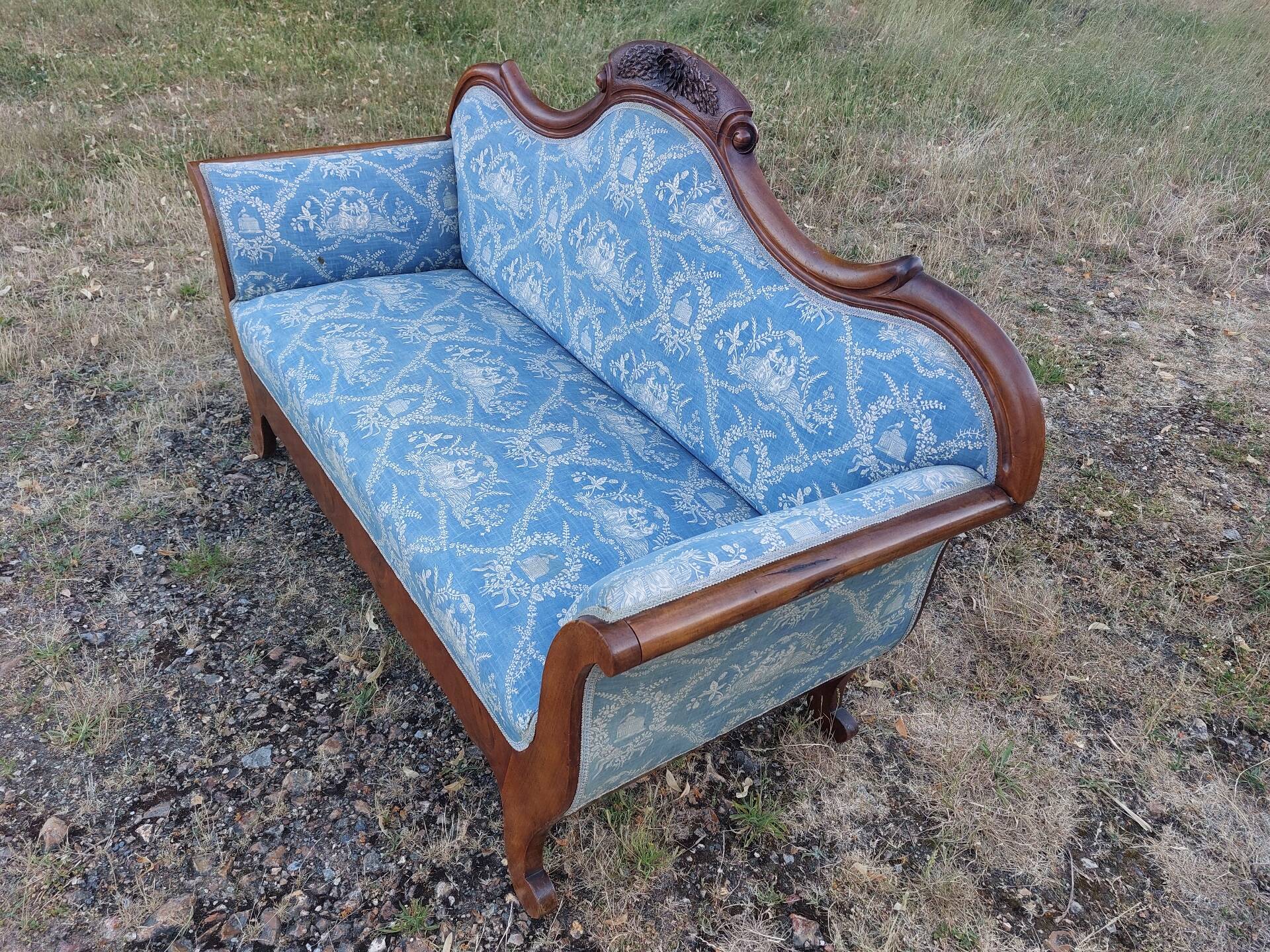 Antique walnut canapé in Louis Philippe style