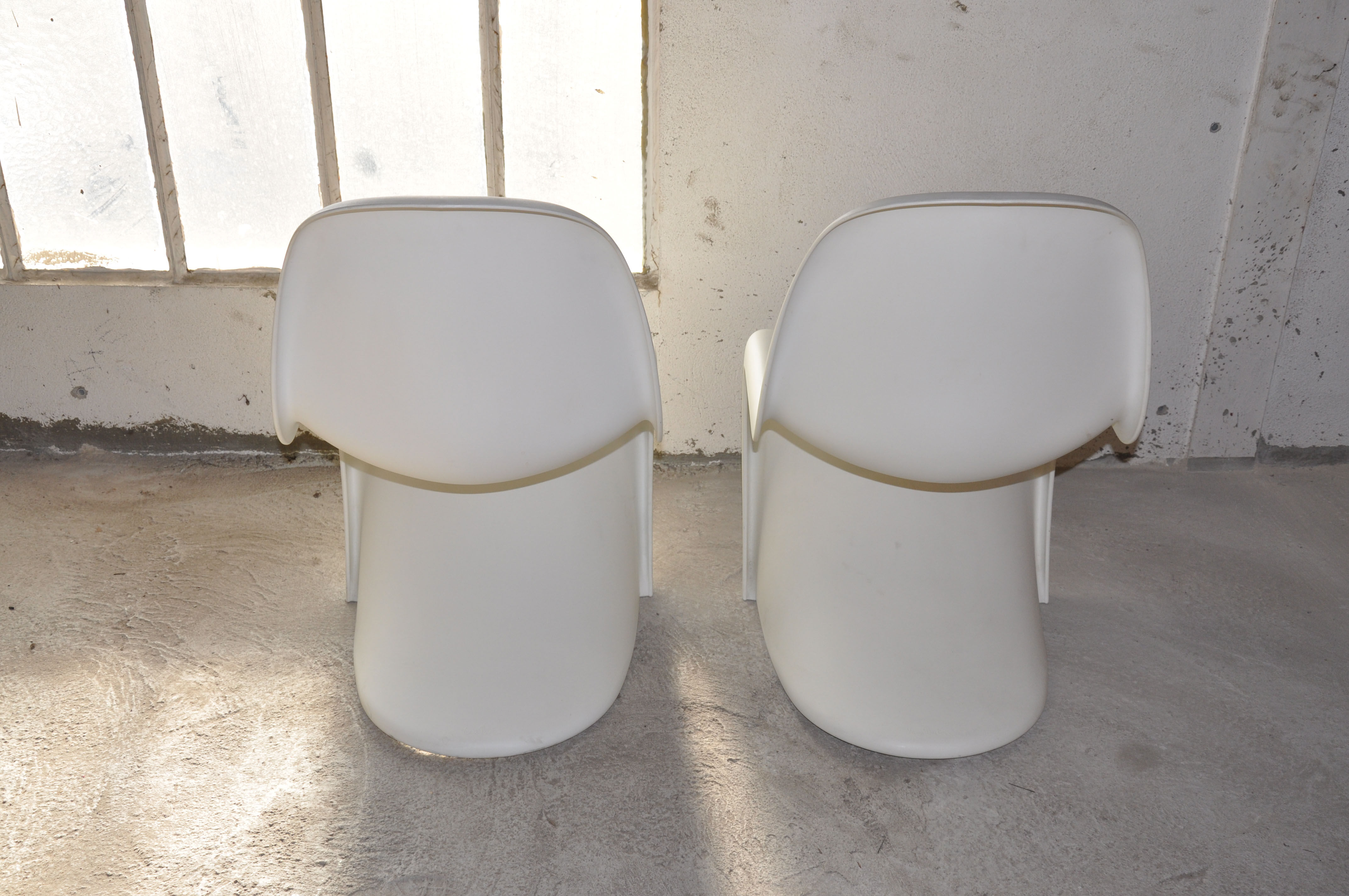 Pair of white chairs S Panton Vitra