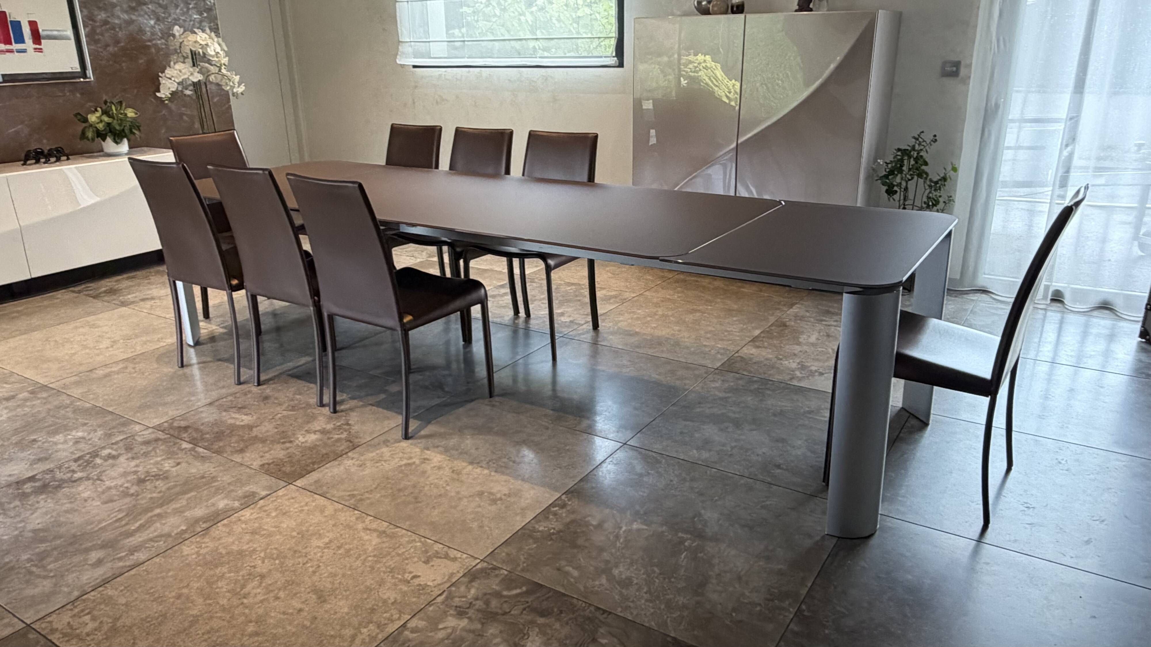1Table en verre marron satiné   + 8 chaises en cuir de salle à manger