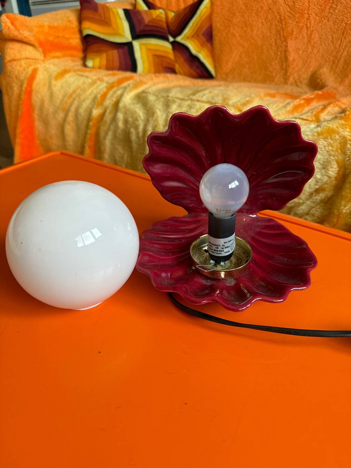 Burgundy ceramic shell lamp