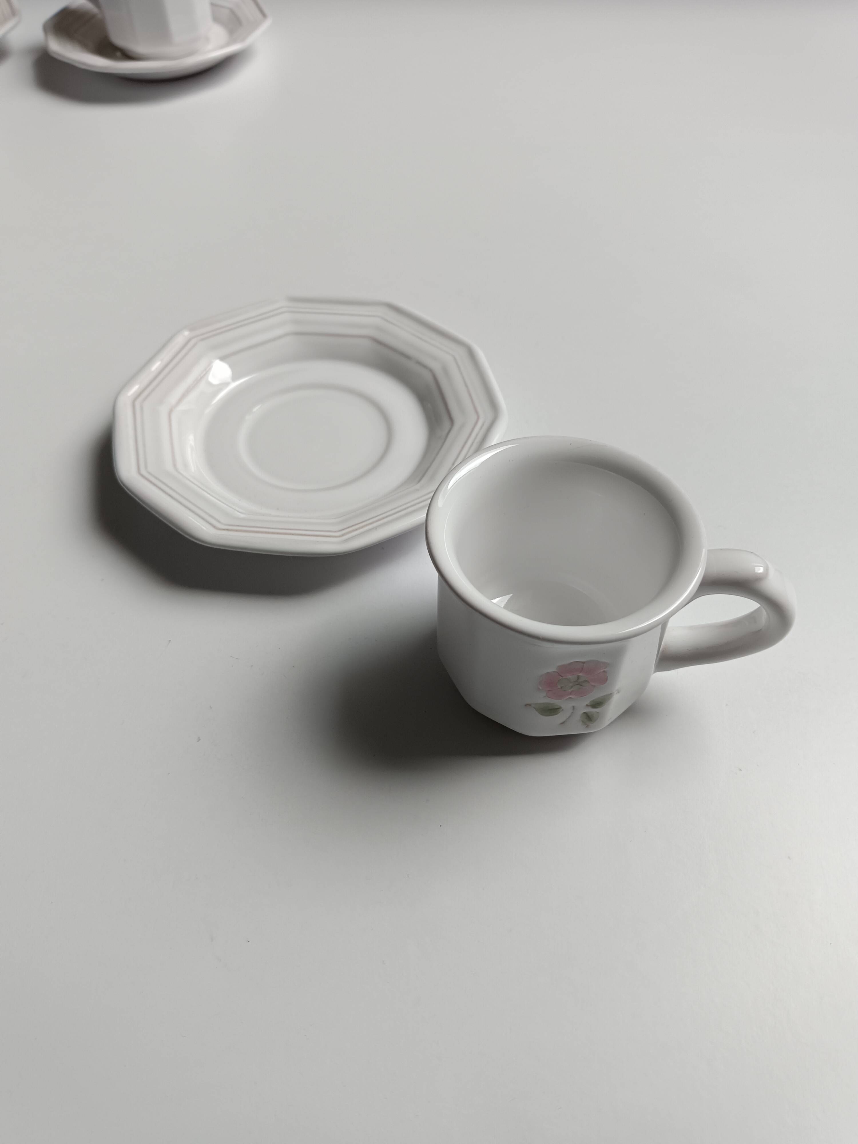 6 tasses Niderviller blanches et roses à décor de fleurs