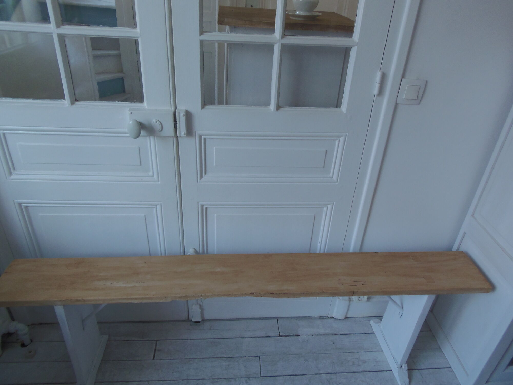 Farm bench, end of bed leg patinated pearl gray, wooden seat