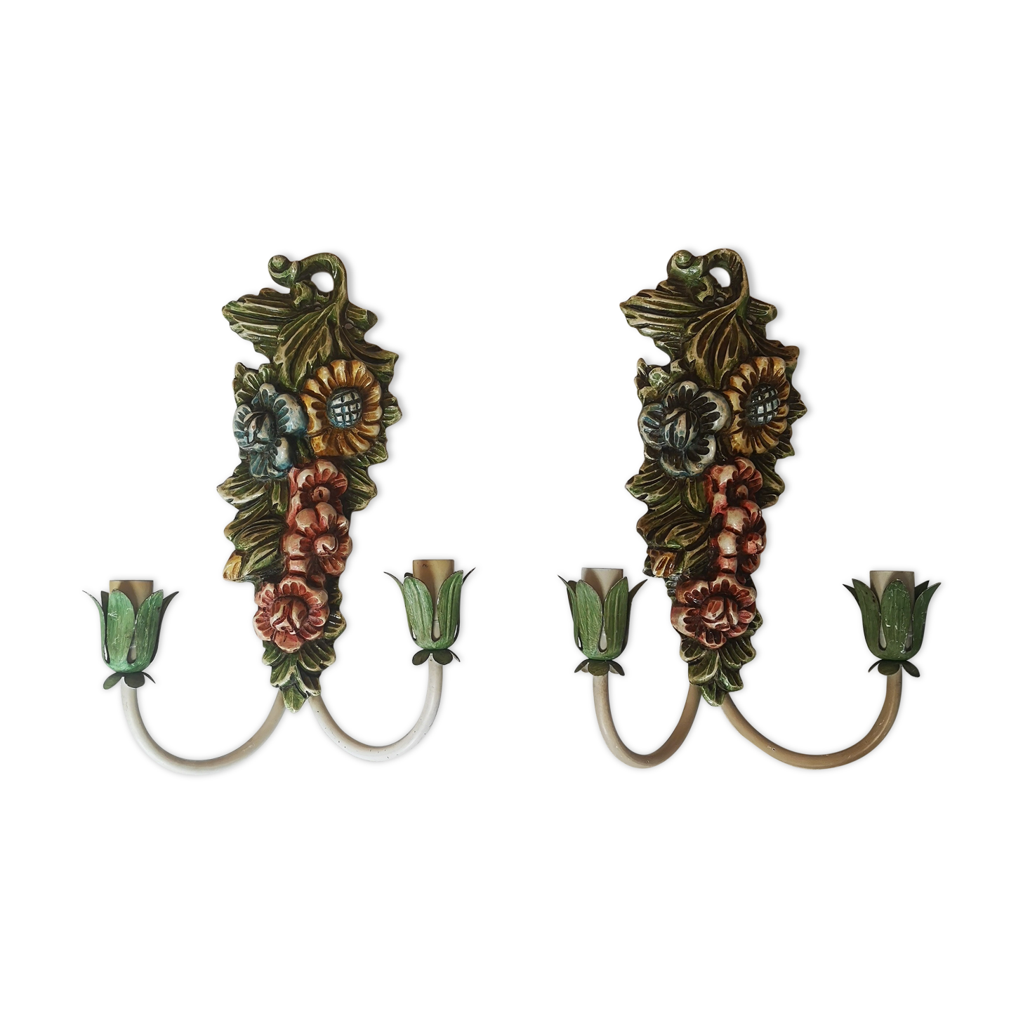 Paire d'appliques en bois sculpté polychrome