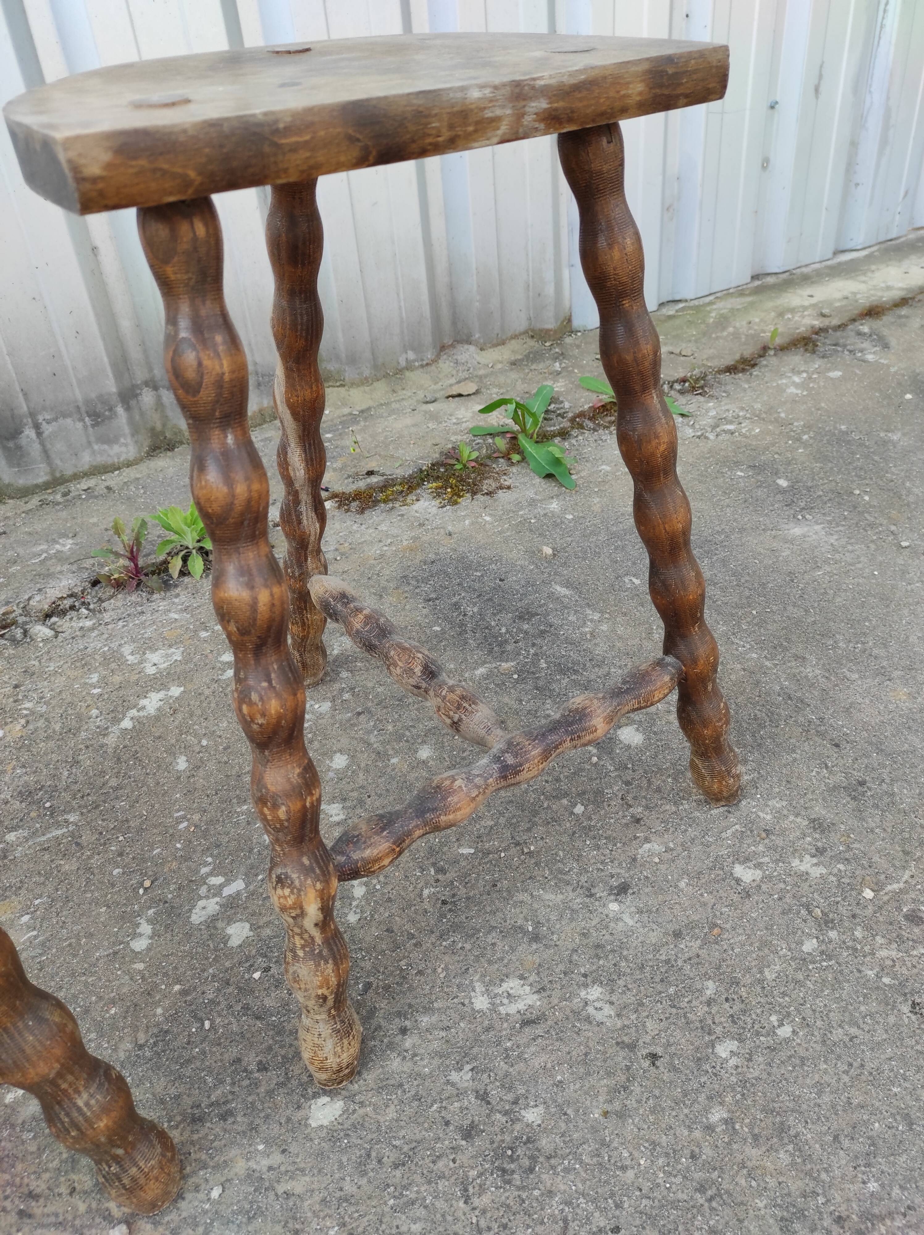 Lot 4 twisted wood tripod stools