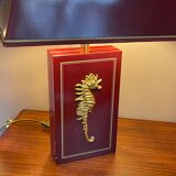 Paire de lampes de table en bois laqué bordeaux et hippocampe en laiton