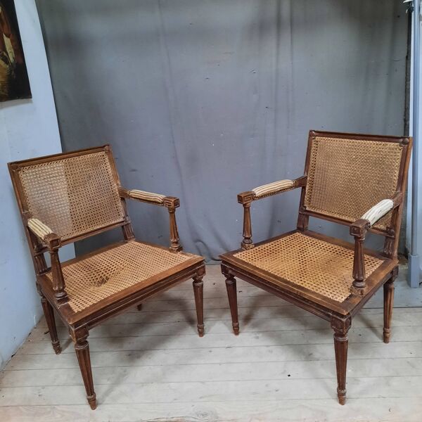 Paire de fauteuils canné de style Louis XVI