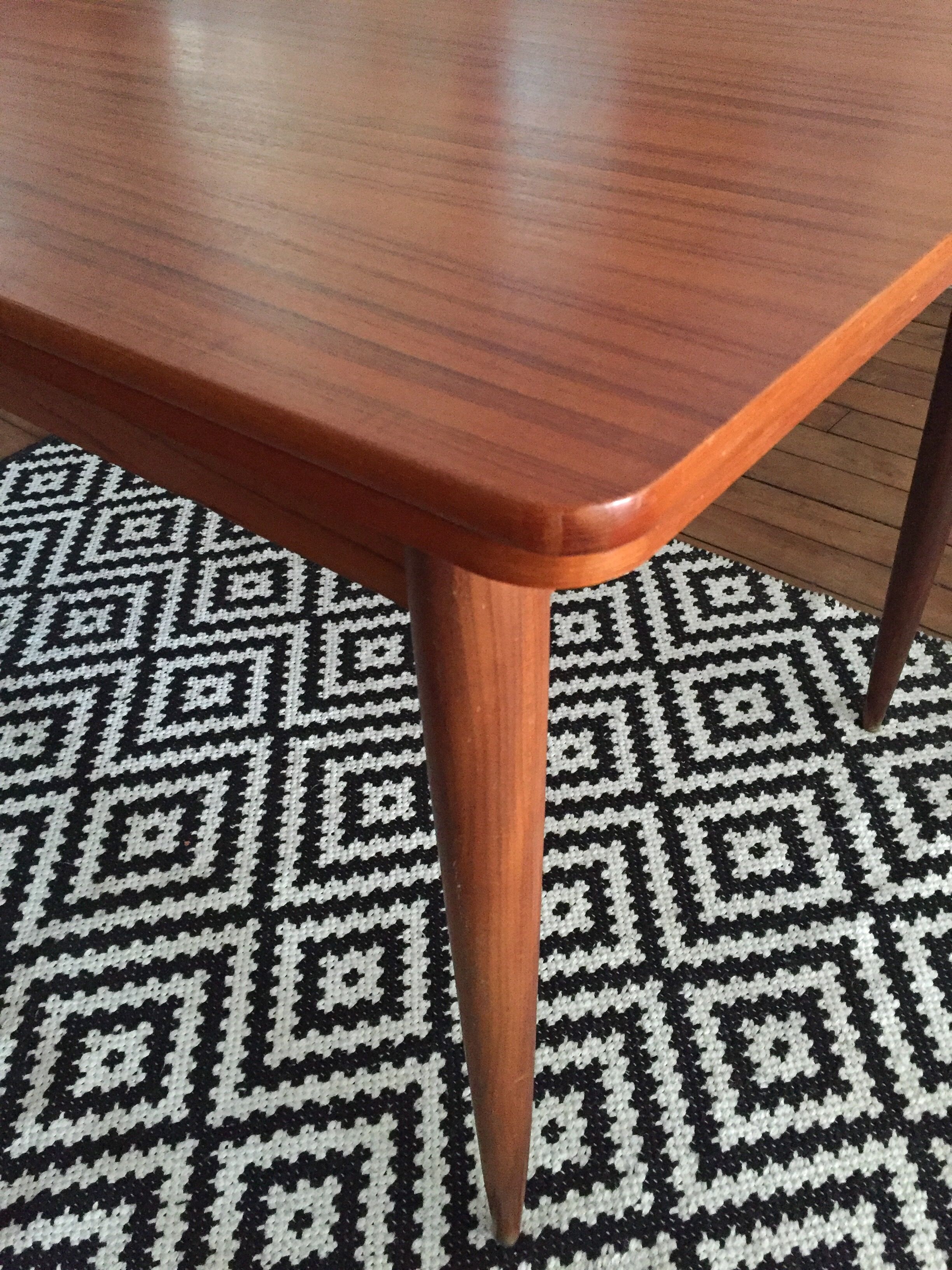 Extendable Scandinavian table
