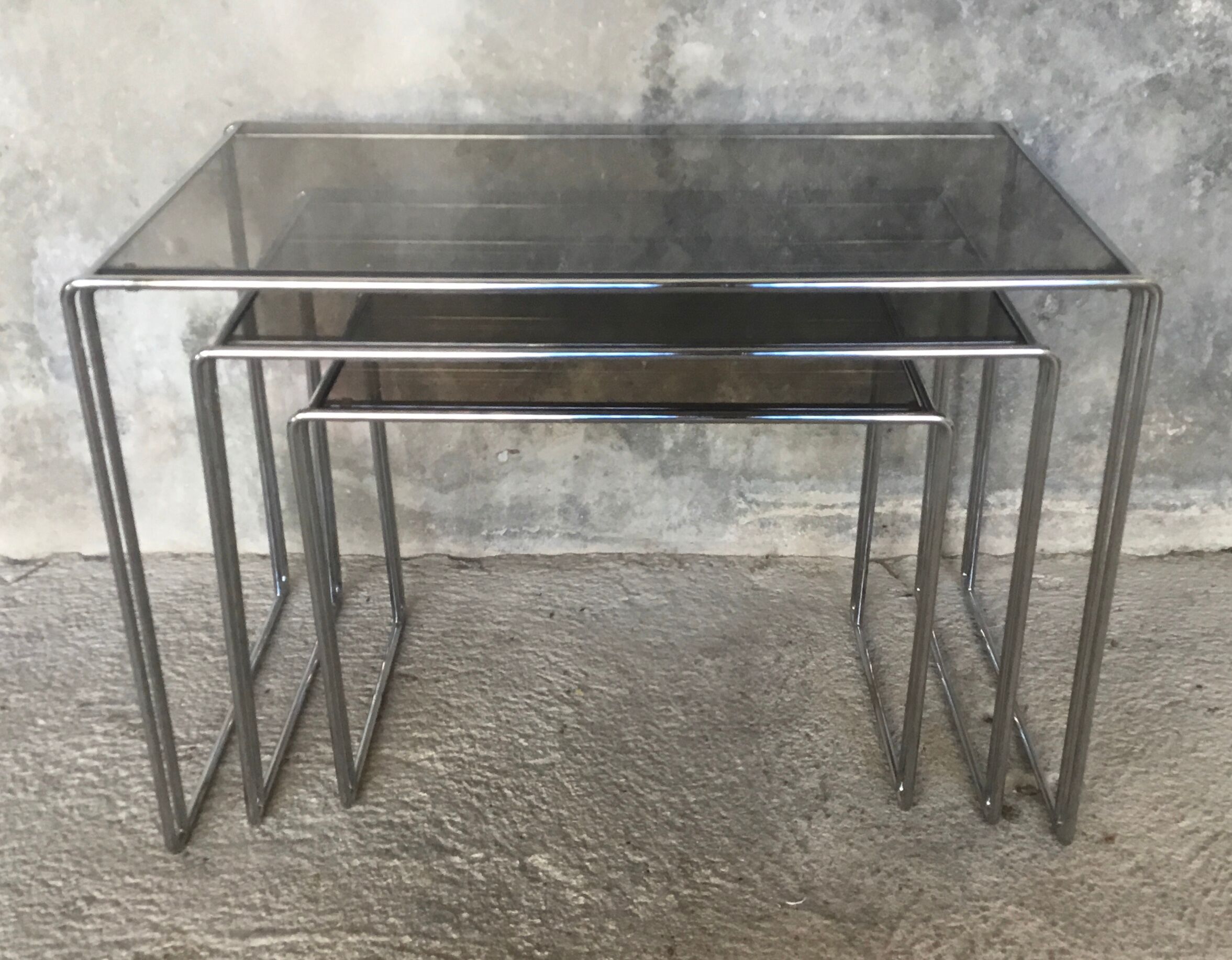 Suite of 3 space-age nesting tables stainless steel and glass - design 1970