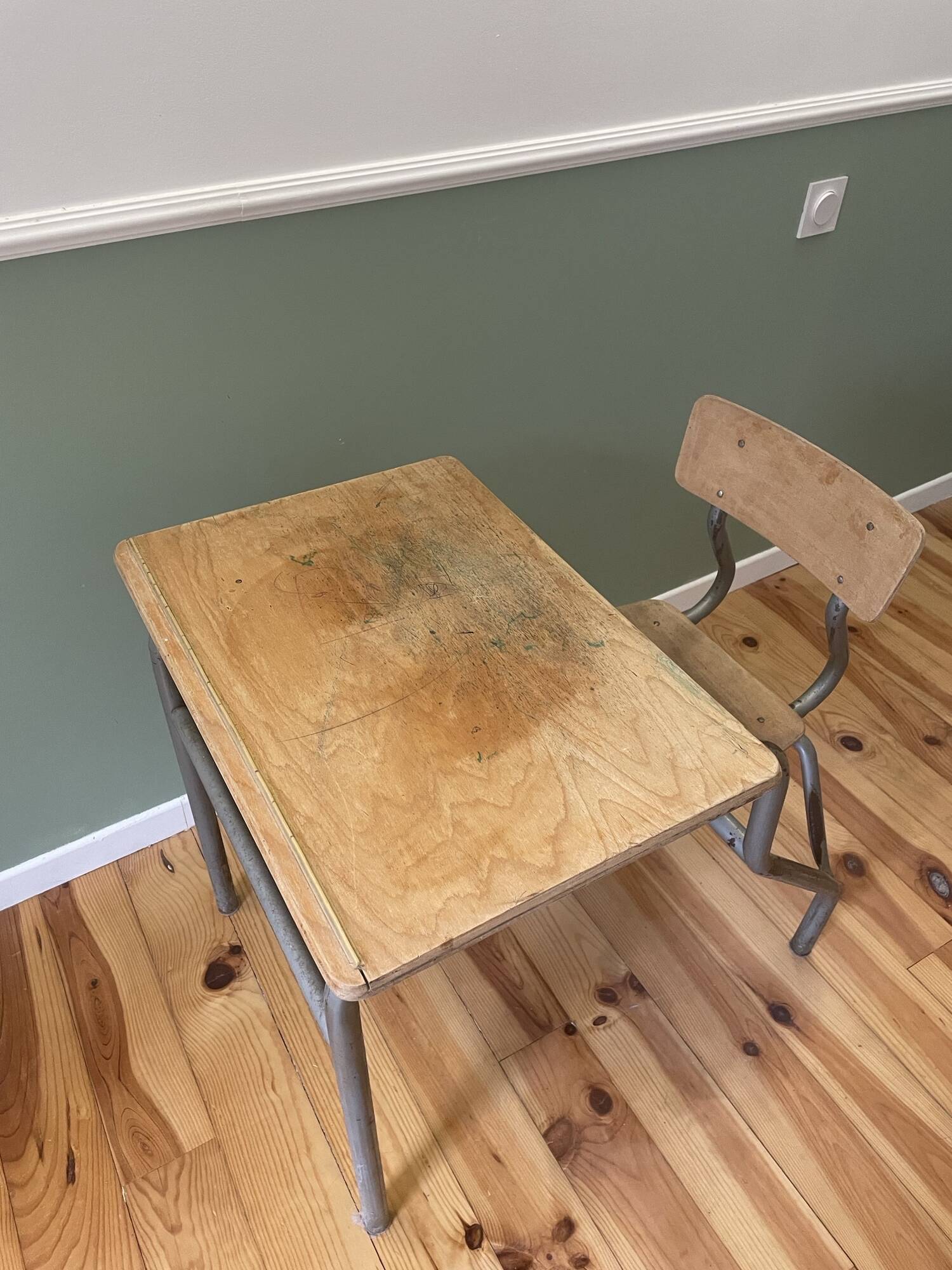 The 1950 school desk with its integrated chair