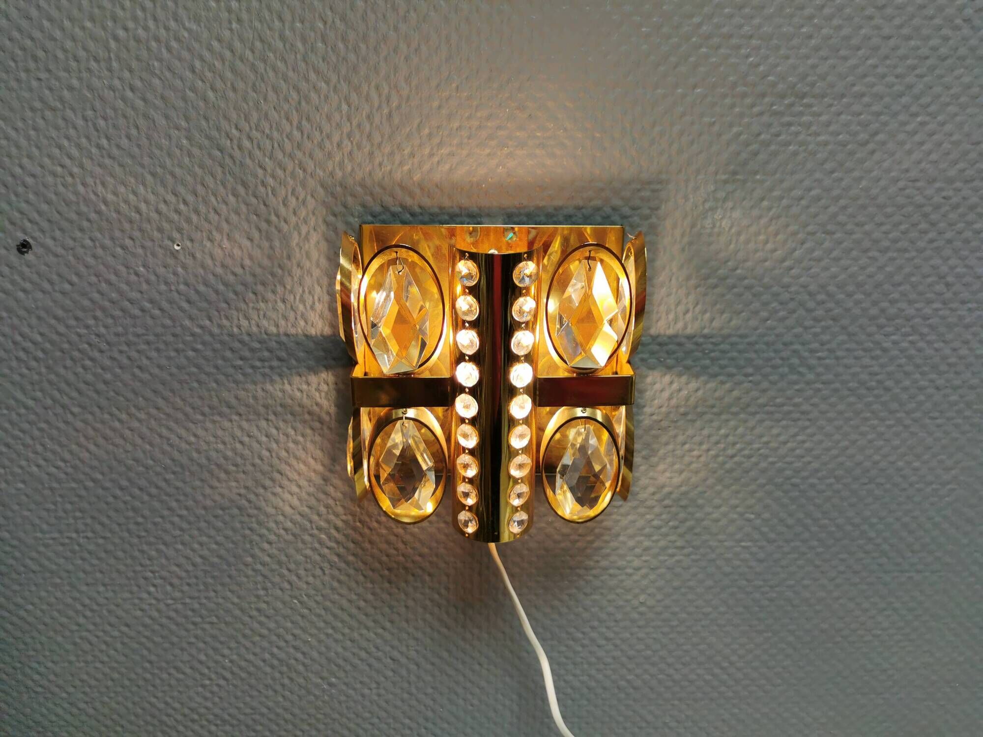 Swedish wall lamp in gold-colored metal with glass prisms. Estimated 1970-80s.