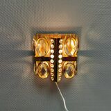 Applique suédoise en métal doré avec prismes en verre. Estimation des années 1970-80.