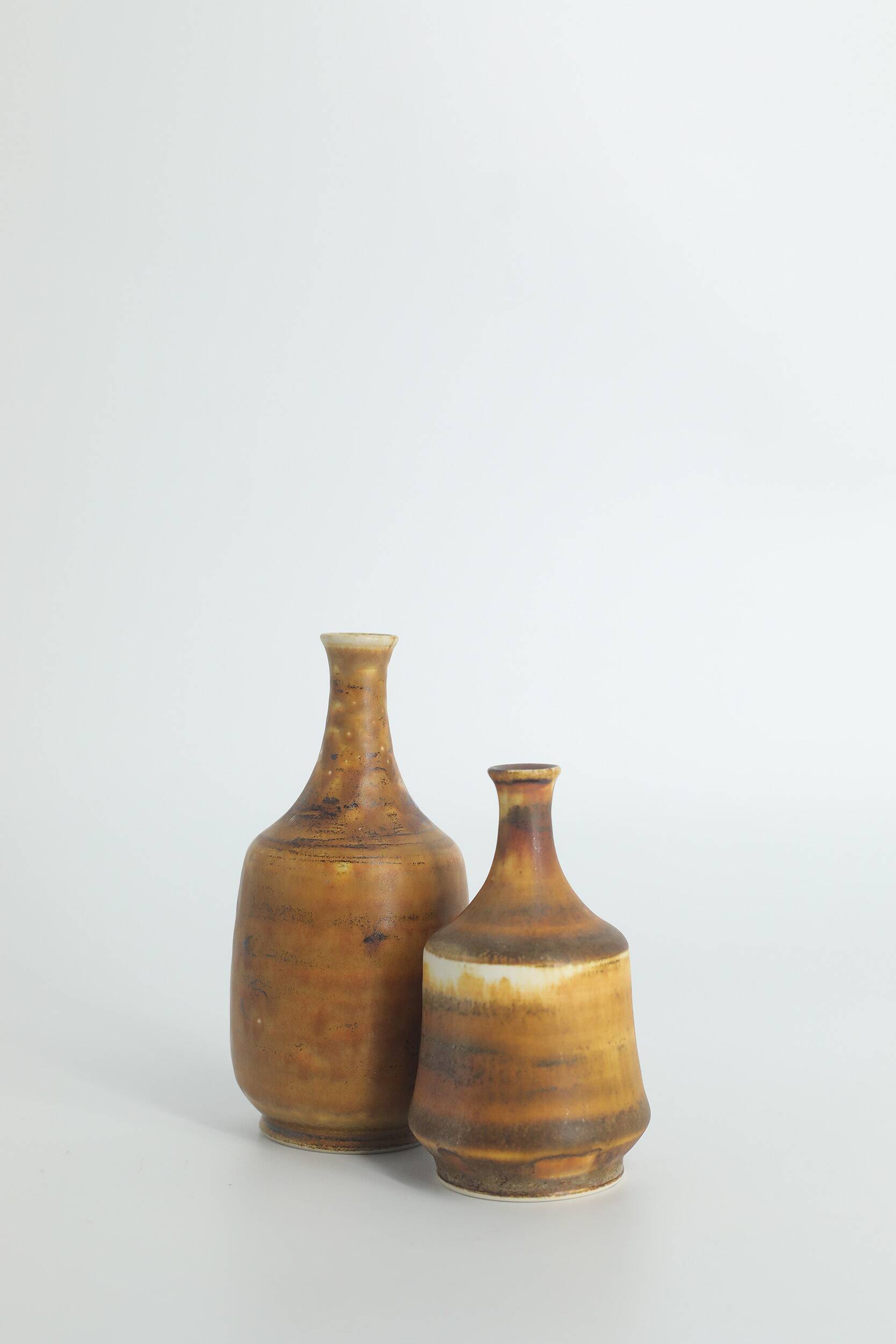 Suite de 4 vases de collection Mid-Century scandinave en grès marron par Gunnar Borg