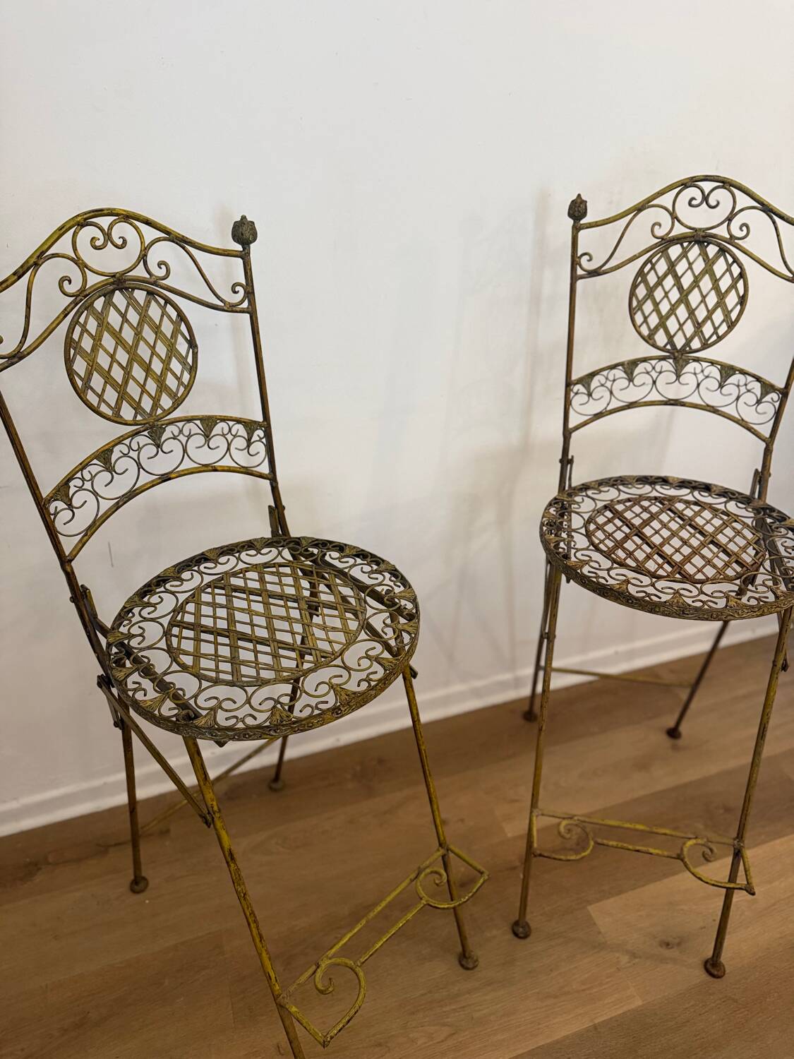 Paire de chaises hautes pliantes en fer forgé – Patine ocre – Style Ja