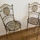 Paire de chaises hautes pliantes en fer forgé – Patine ocre – Style Ja