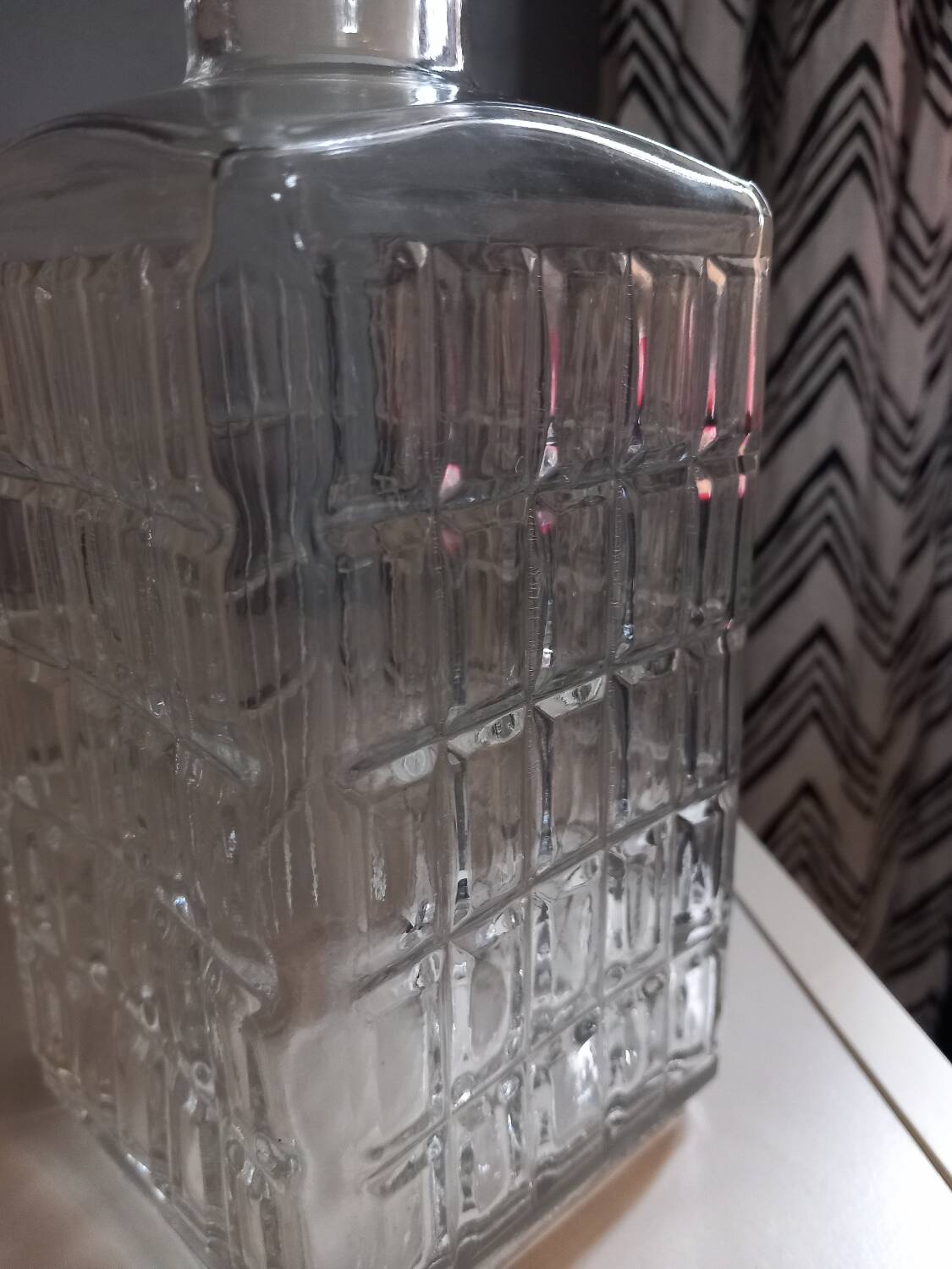 Whiskey decanter and 6 assorted glasses