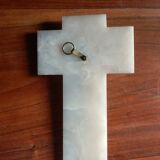 Crucifix mural ancien en onyx blanc