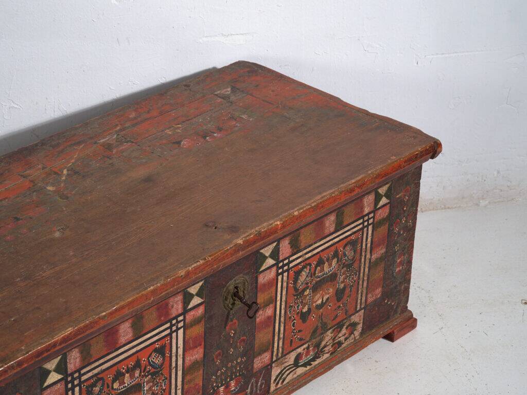 Coffre tyrolien en pin polychrome à panneaux géométriques – Tyrol, daté 1906
