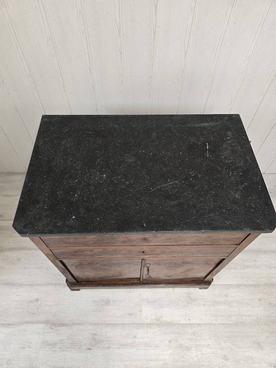 Commode ancienne en acajou flammé de style louis philippe