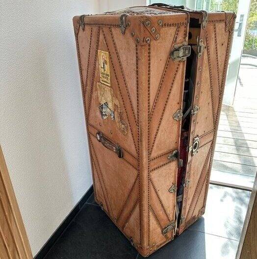 Large travel trunk wardrobe Cosmopolis – vintage leather trunk