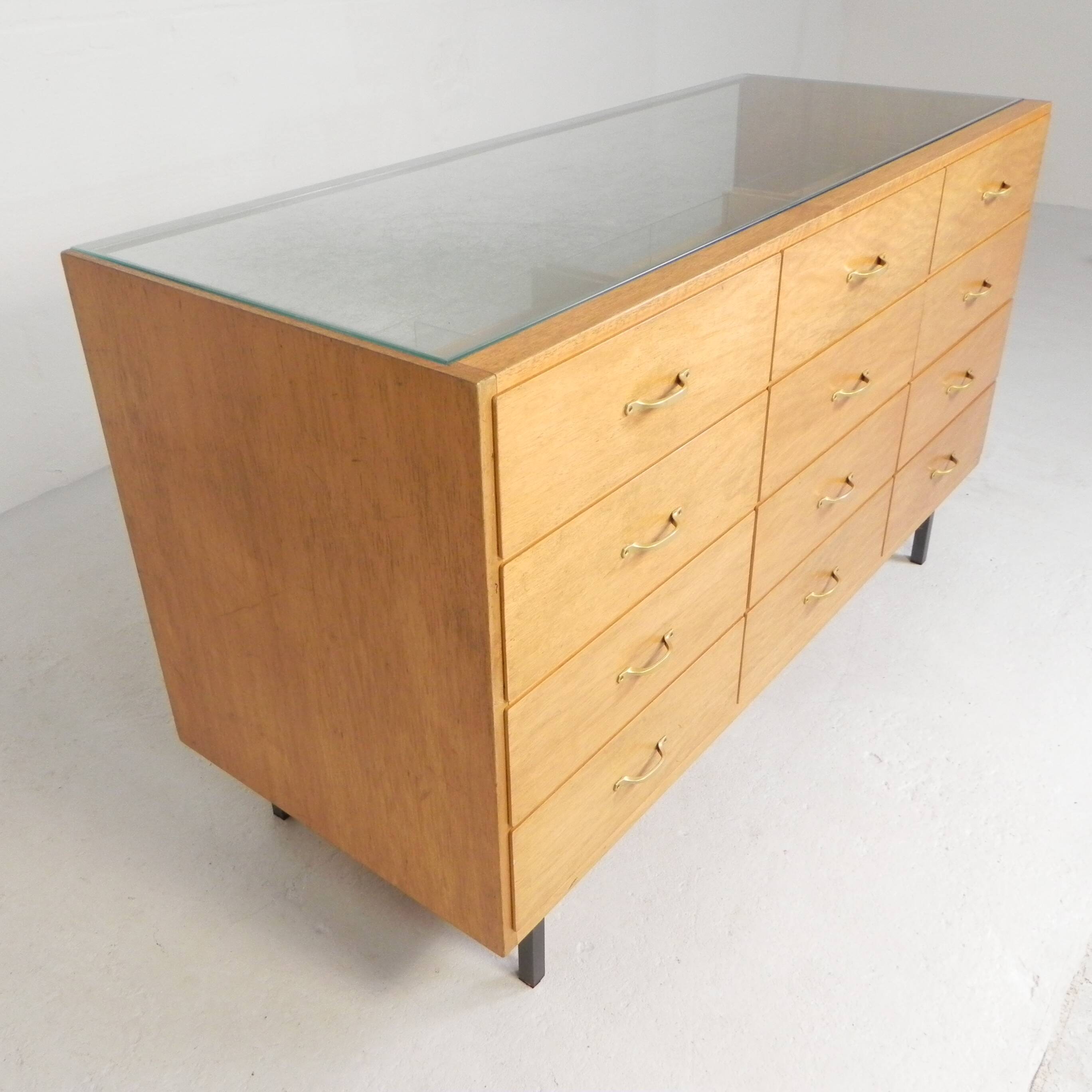 Counter, display case by Ladenbau Brixius, 150 cm long, 1950s.