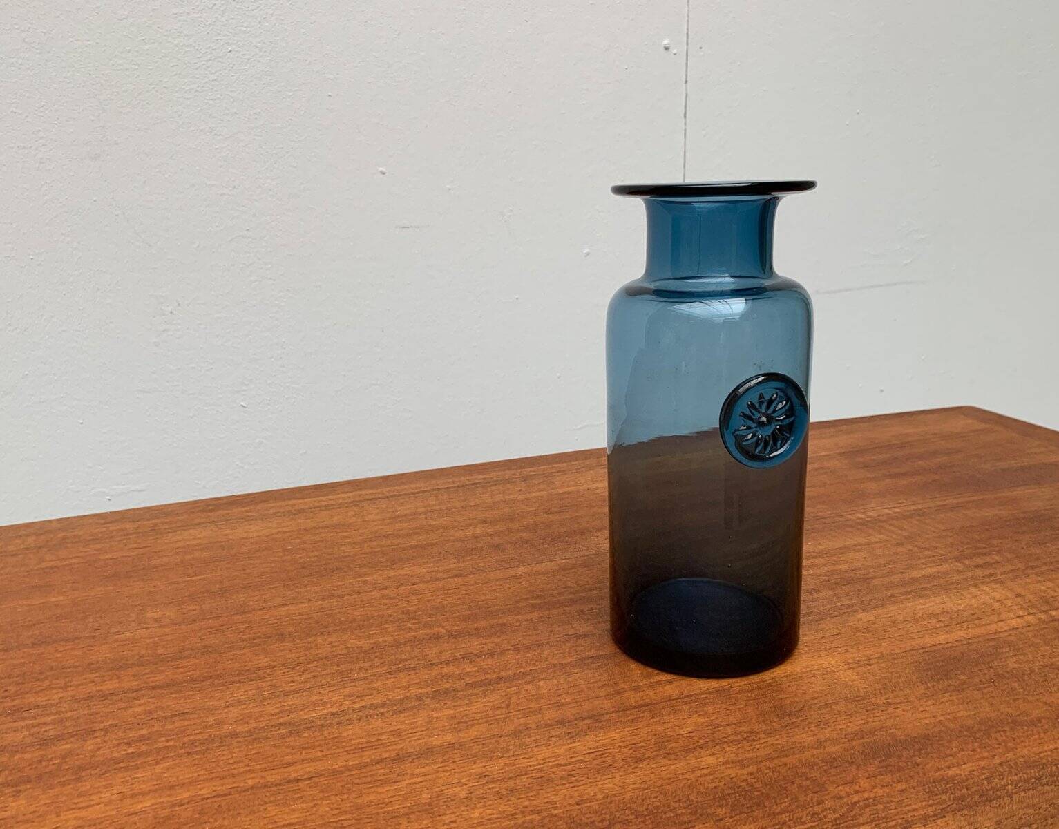Vase en verre bleu vintage avec ornement de sceau