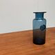 Vase en verre bleu vintage avec ornement de sceau