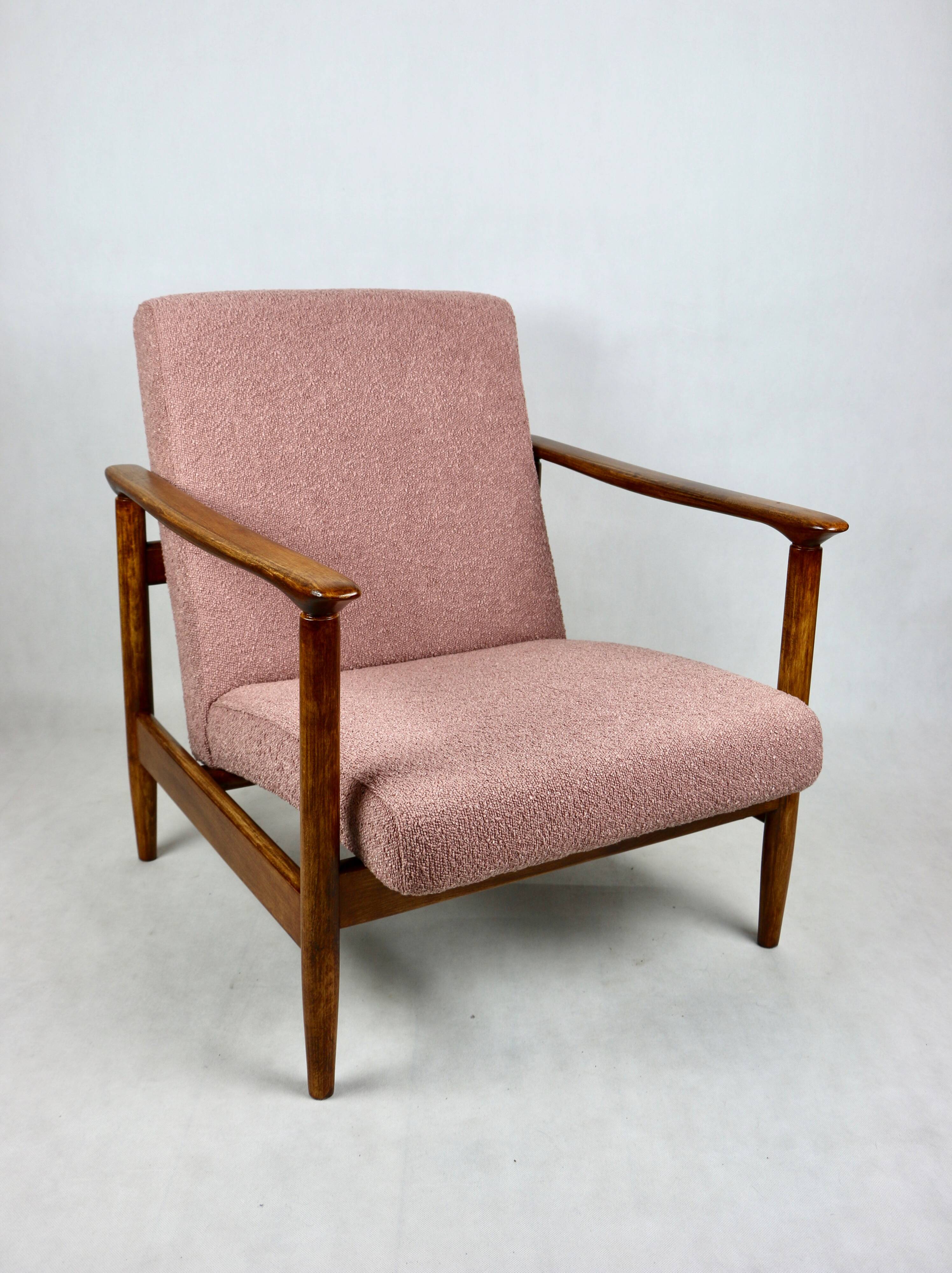 Fauteuil GFM-142 conçu par Edmund Homa des années 70, en bouclé rose - 2 pièces disponibles.