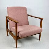 Fauteuil GFM-142 conçu par Edmund Homa des années 70, en bouclé rose - 2 pièces disponibles.