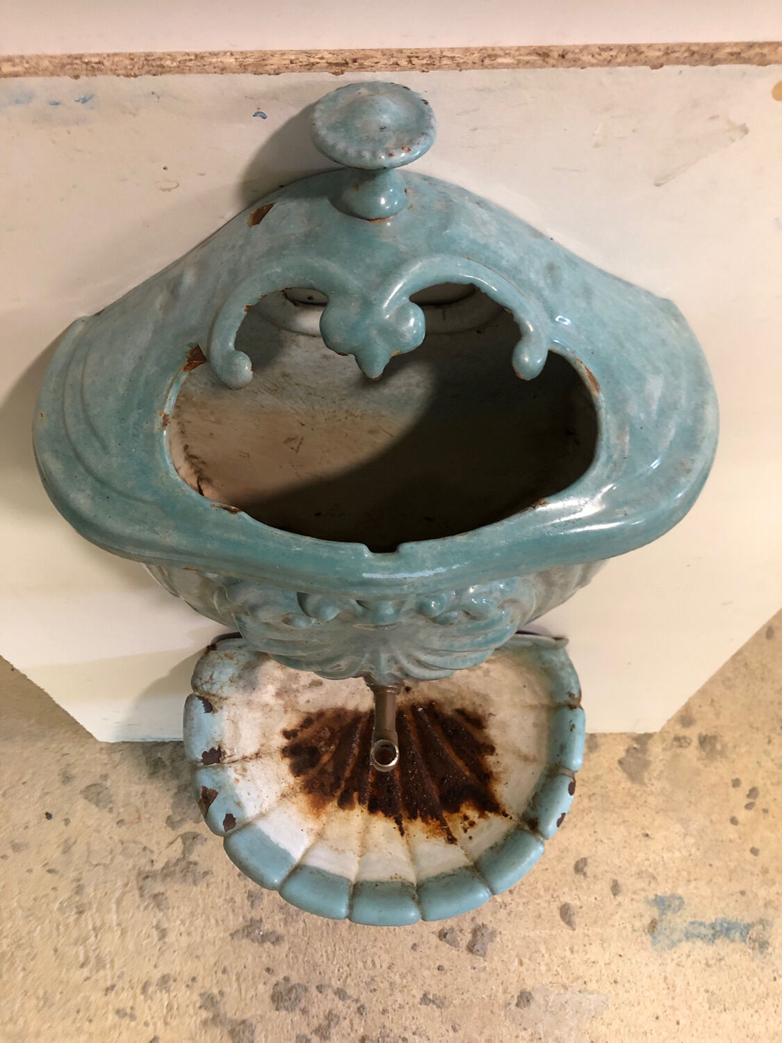 Enamelled cast iron fountain
