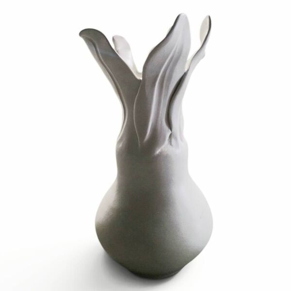 Vase sculpture anthropomorphe en céramique grise - Signé ''Nolli'', 1990