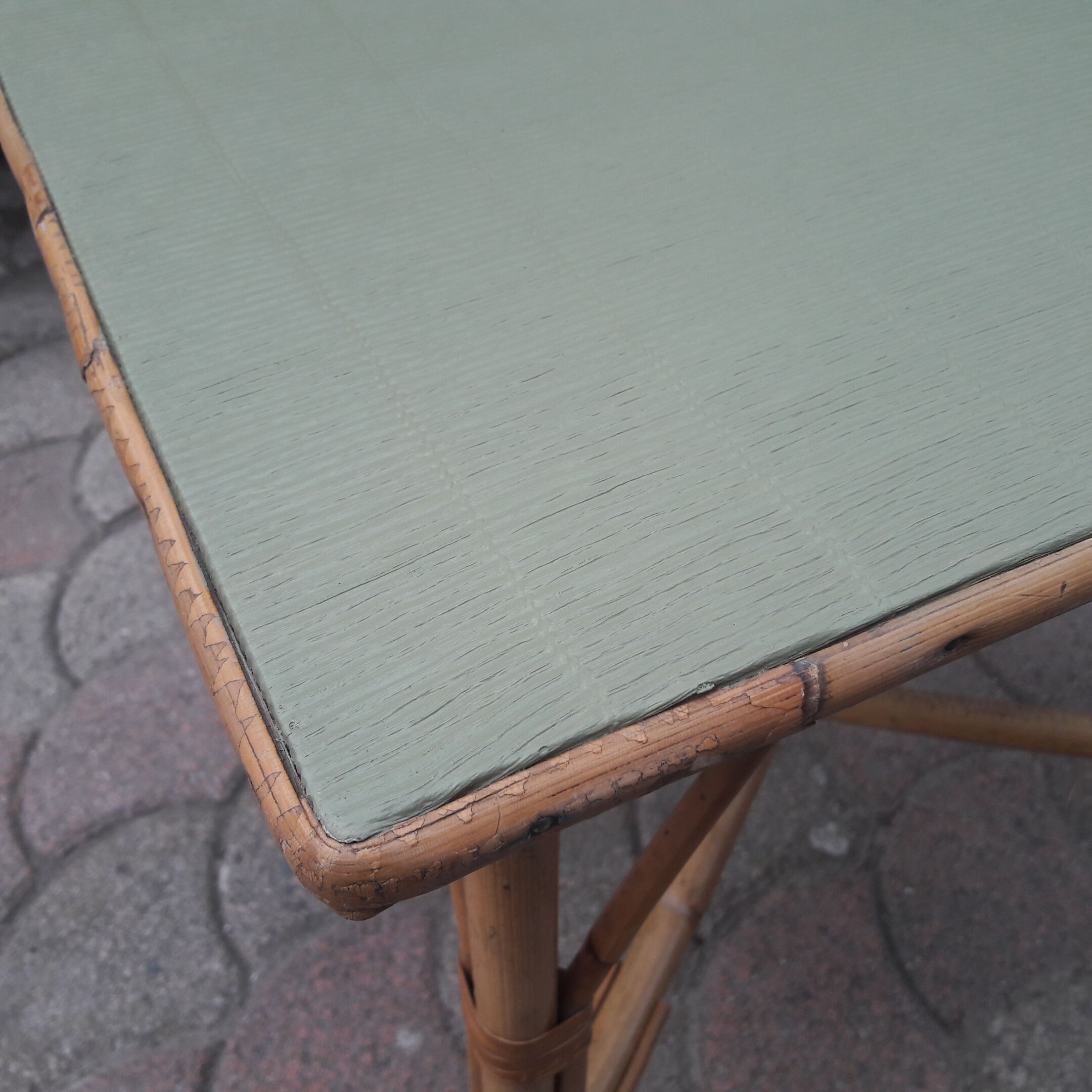 Low end rattan table