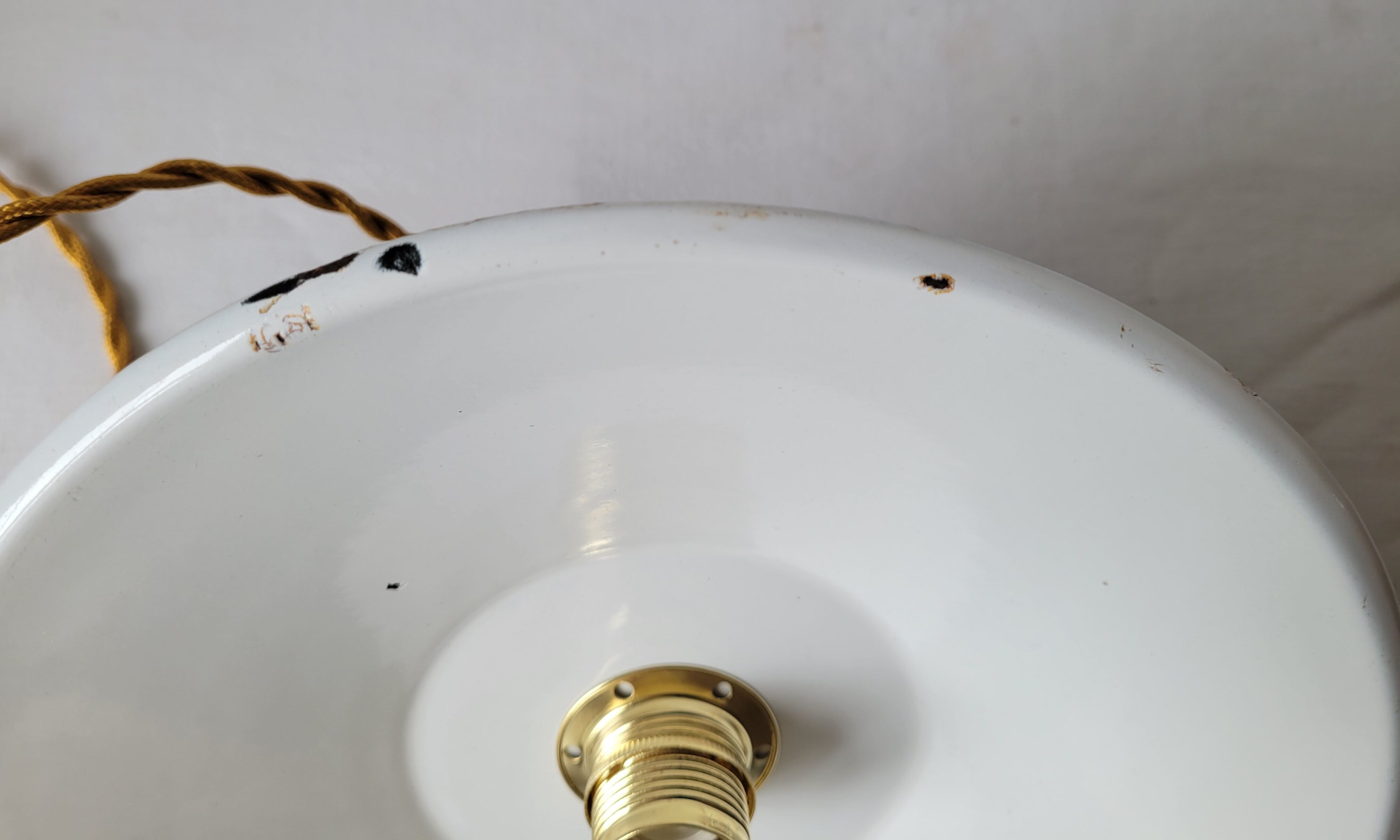 Enamelled sheet metal suspension