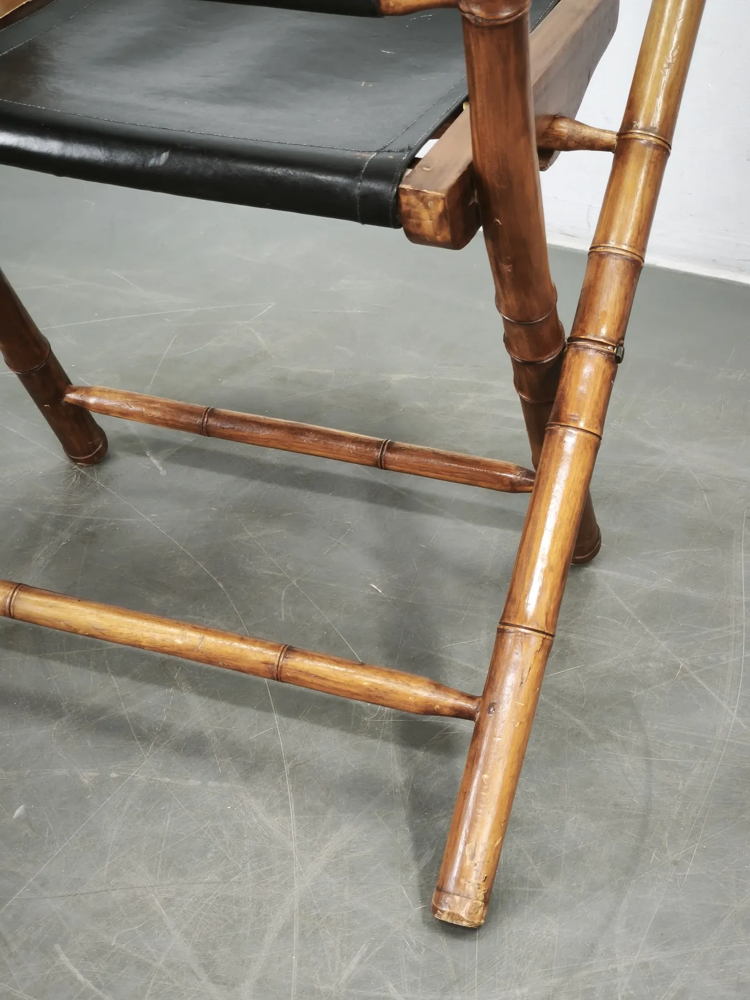 1970s French Folding Safari Chair in Teak, Black Leather and Brass