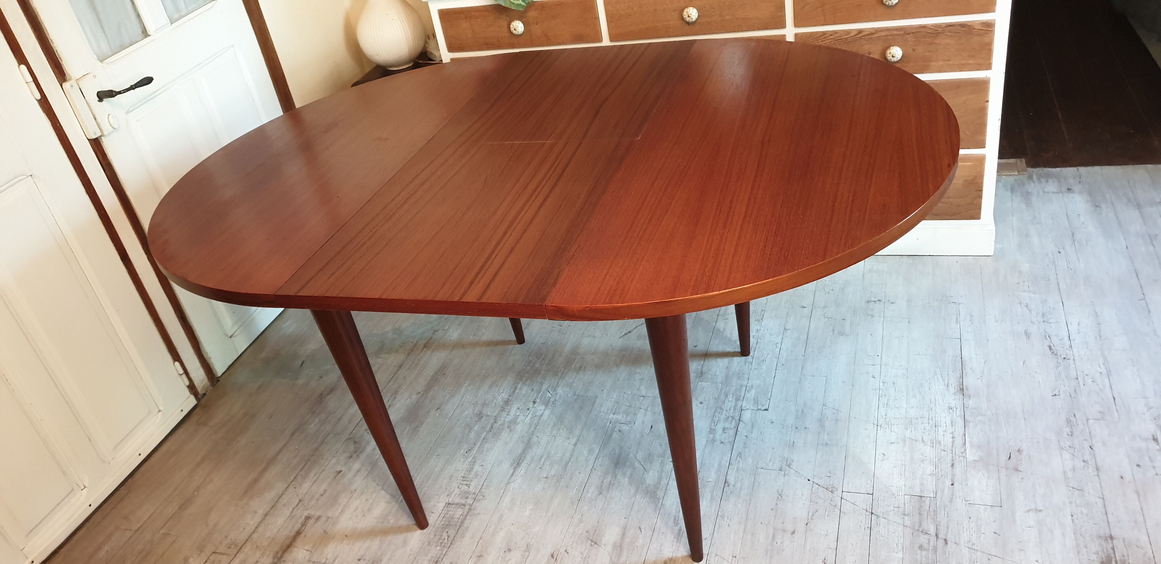 Extendable teak round table