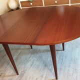 Extendable teak round table