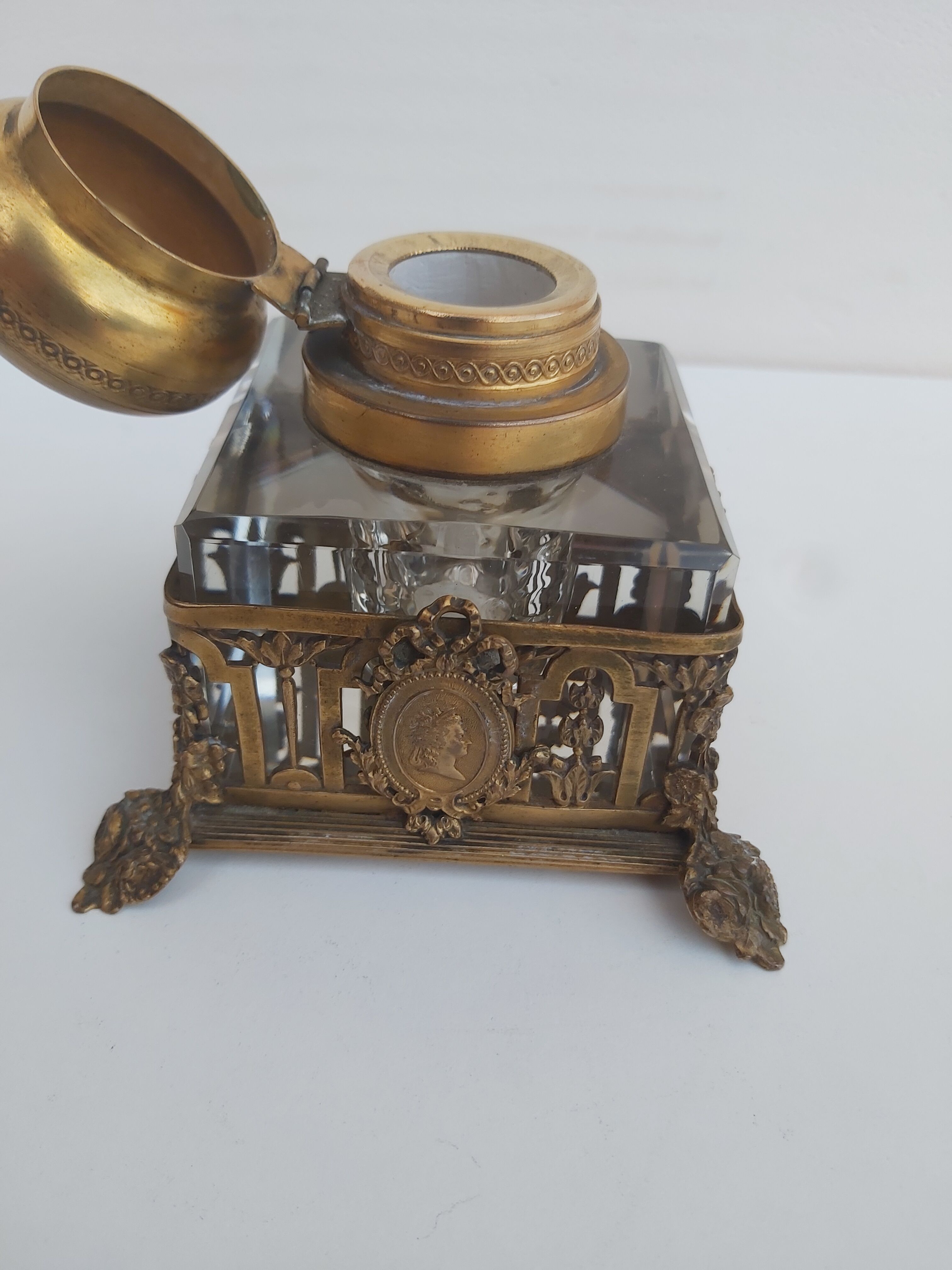 Bronze and crystal inkwell nineteenth Louis XVI and Marie-Antoinette medallion