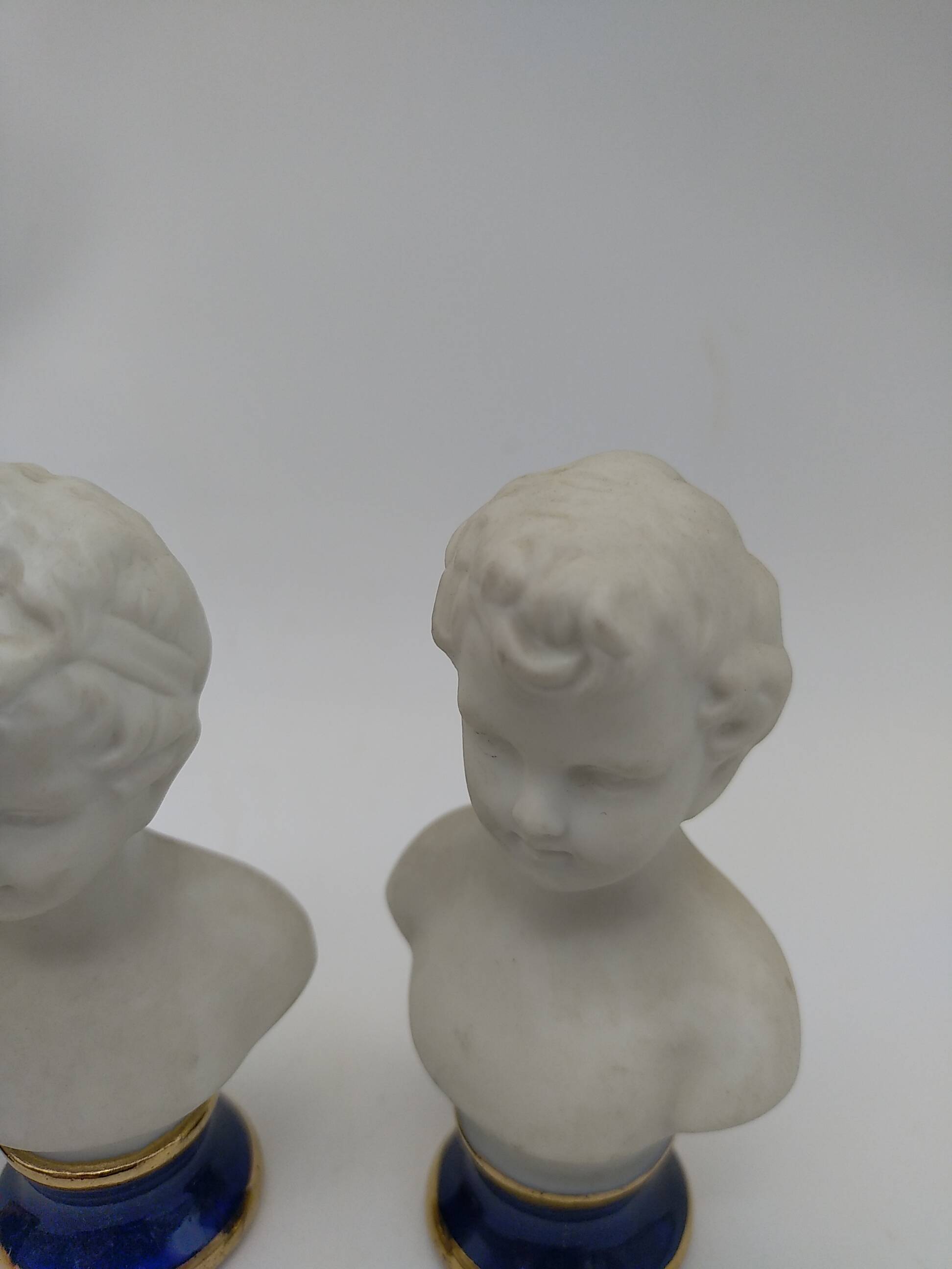 Bustes enfants en biscuit .Capodimonte. 9 cm .