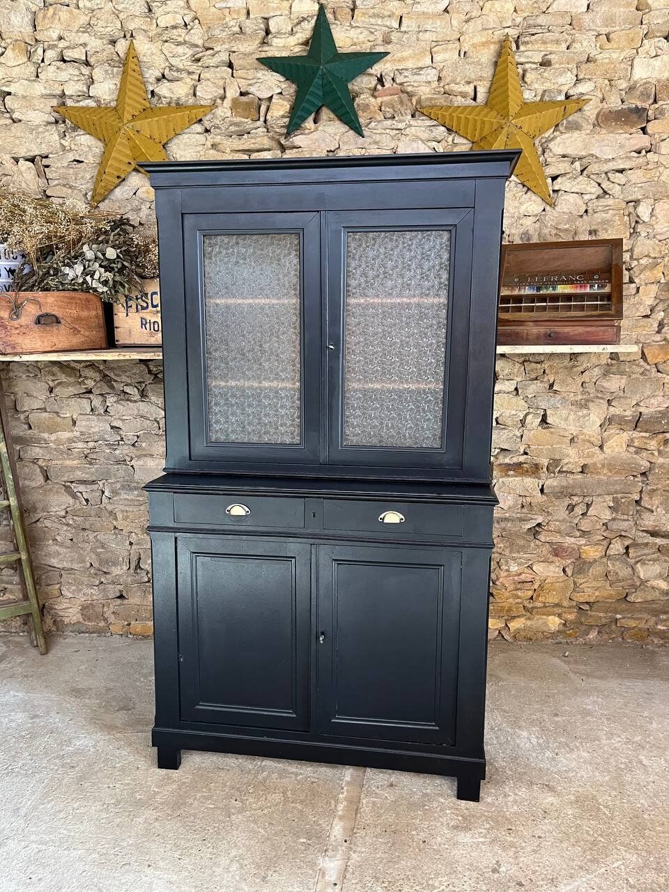 Buffet two body black vessel