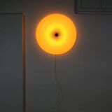 Grande applique murale italienne moderne du milieu du siècle en plexiglas et laiton