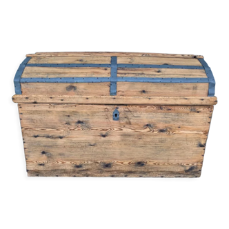 Old trunk restored in wood and zinc rounded top