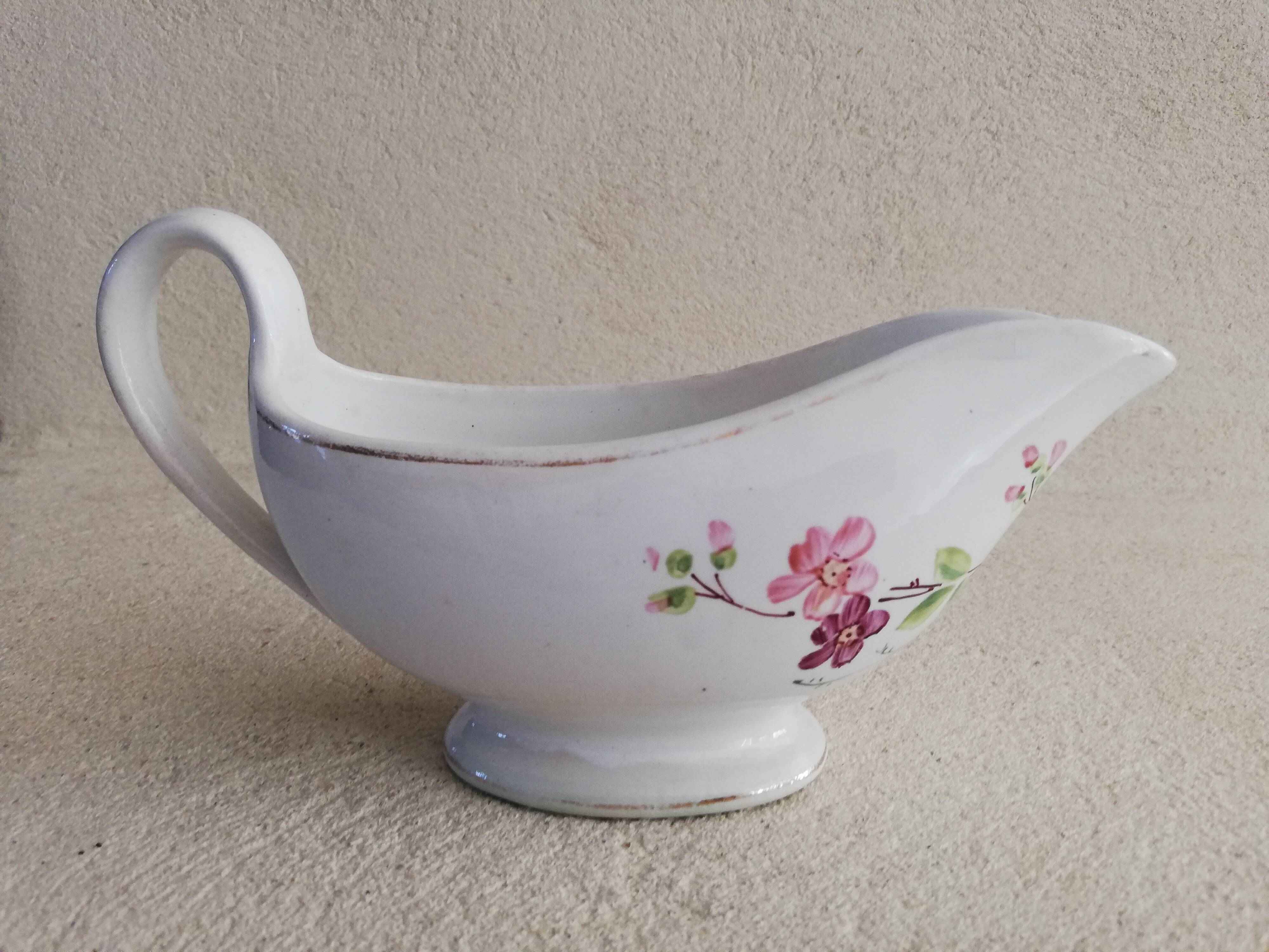 Iron earth sauce boat with floral pattern