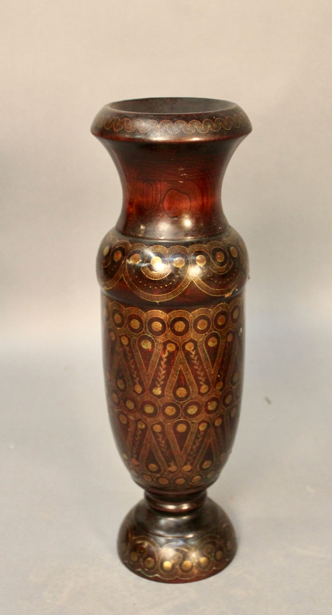 Vase en bois tourné incrustation laiton oriental