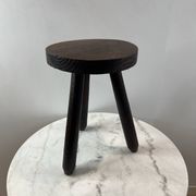 Tabouret tripode en bois tourné patiné