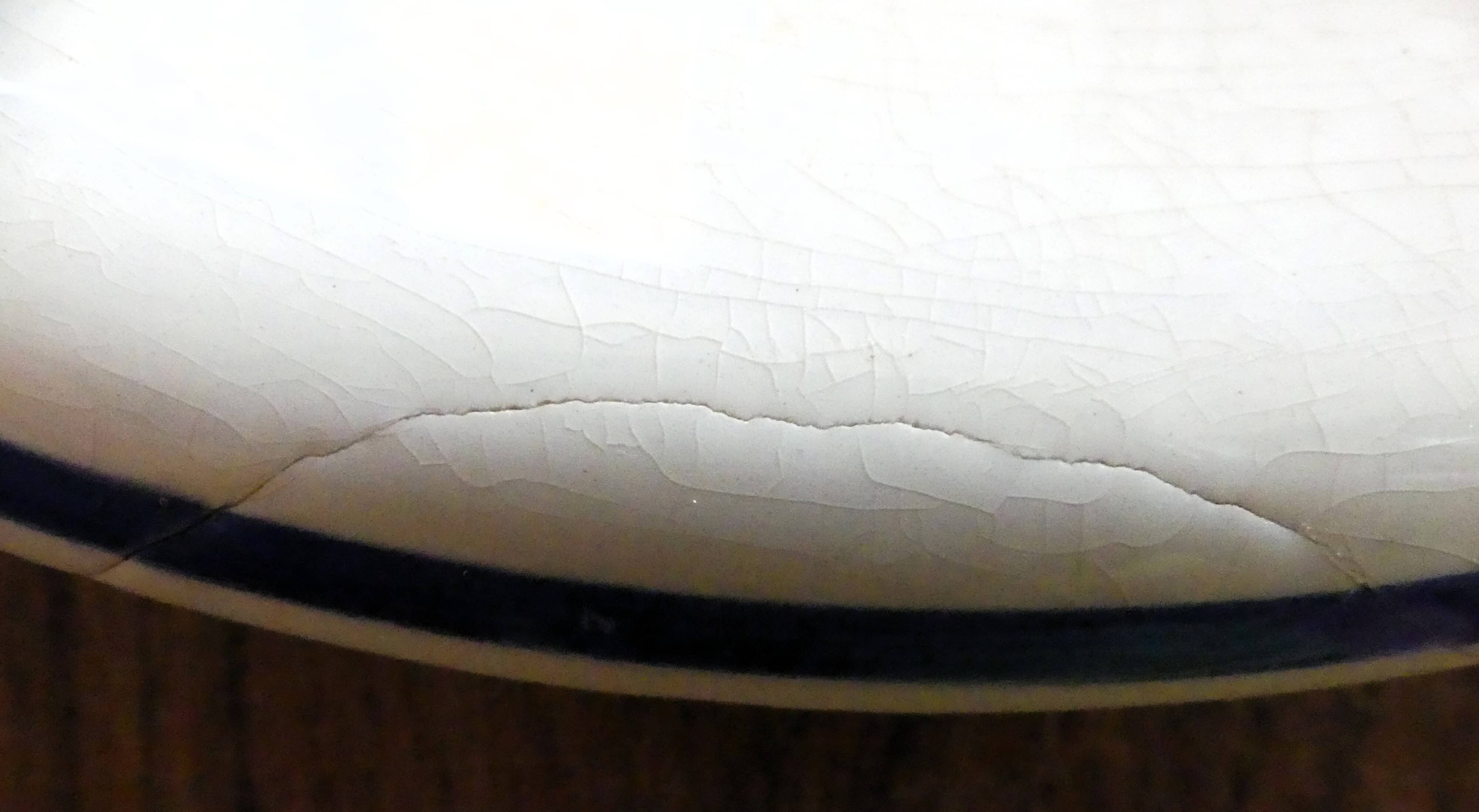 Set of 2 round serving dishes: Gien (Anthéor model) and Duralex.