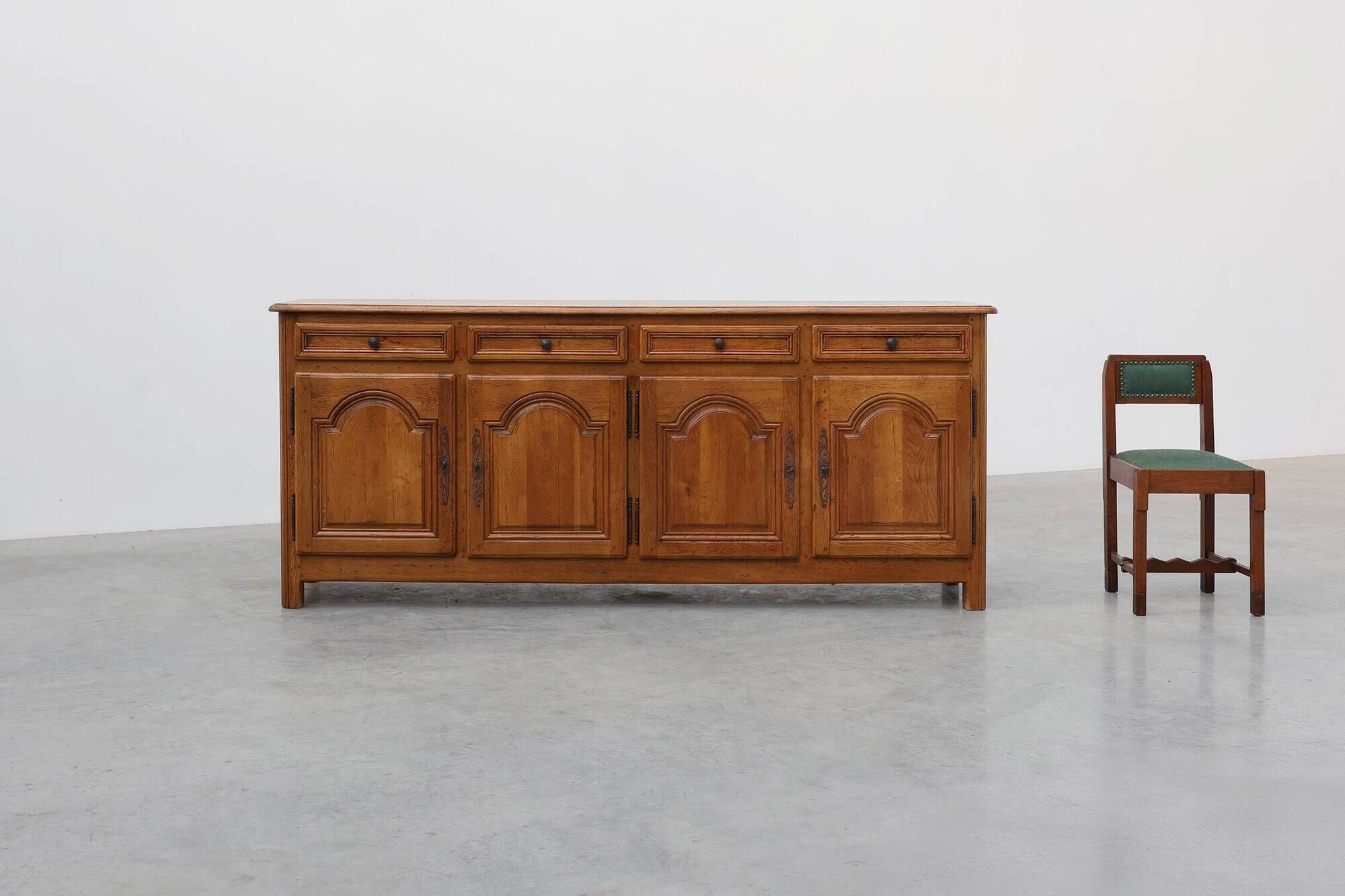 Buffet monumental en chêne par De Tonge, France, milieu du 20e siècle